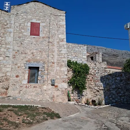 πέτρινο σπίτι-stone House Kostas בית נופש